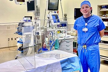 Nurse anesthesia alumnus displays his invention in a Geisinger surgical room